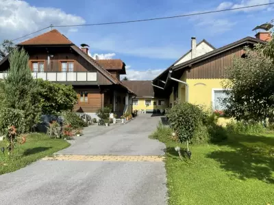 Landhaus mit Nebengebäuden und großem Grundstück im Dorfverband westlich von Graz