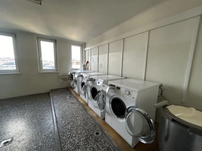 große Waschküche mit Trockenmöglichkeit im Haus