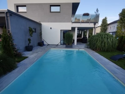 Wohnhaus mit Pool