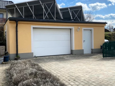 Garage mit Solarpaneelen