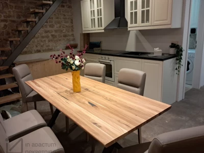 Steinhaus - Esstisch mit Küche