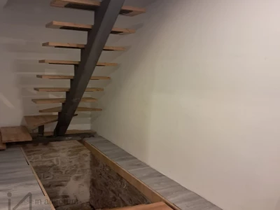Steinhaus - Verbindungstreppe aus Massivholz