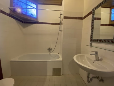 Badezimmer mit Wanne und WC